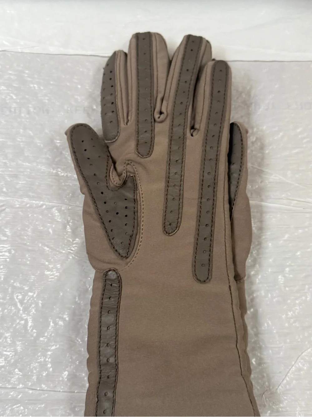 Isotoner Brown Women’s Gloves with V-Shaped Trim Sz M/L